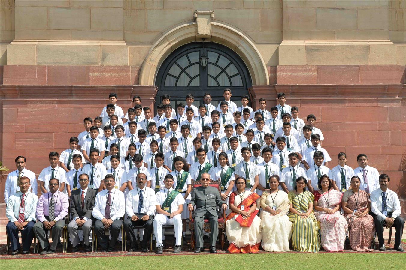 The President of India, Shri Pranab Mukherjee with the students and teachers of Delhi Public School, Mega City, Kolkata at Rashtrapati Bhavan on October 3, 2015.