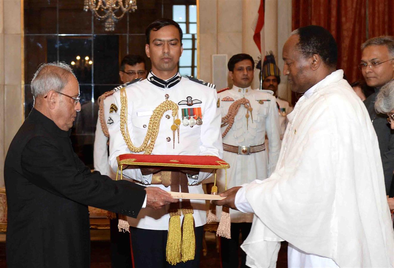 The Ambassador of the Federal Democratic Republic of Ethiopia, His Excellency Mr. Asfaw Dingamo Kame presenting his credential to the President of India, Shri Pranab Mukherjee at Rashtrapati Bhavan on July 2, 2016. 