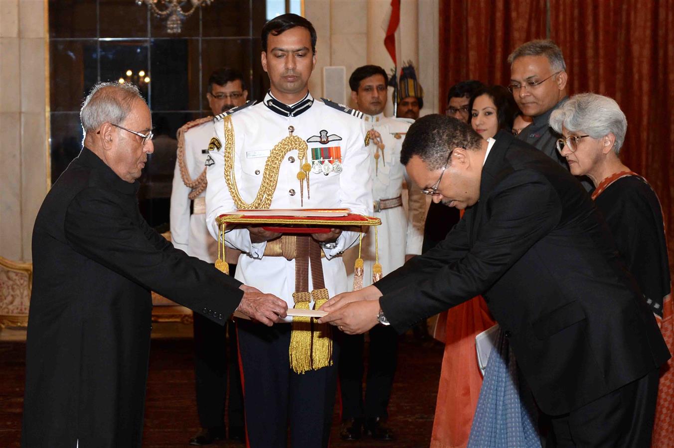 The High Commissioner of the Republic of Mozambique, His Excellency Mr. Ermindo Augusto Ferreira presenting his credential to the President of India, Shri Pranab Mukherjee at Rashtrapati Bhavan on July 2, 2016. 