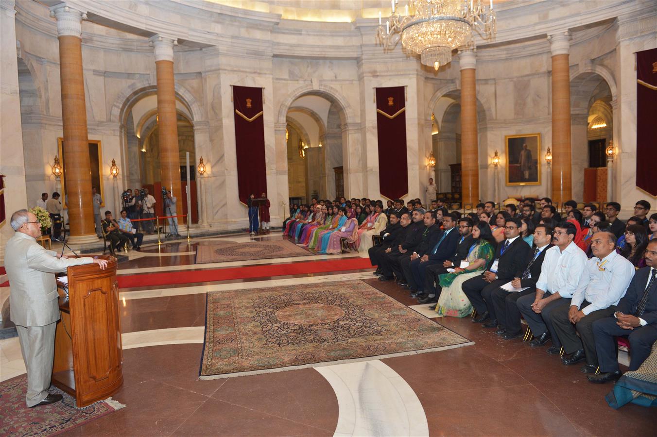 भारत के राष्ट्रपति, श्री प्रणब मुखर्जी 06 अक्तूबर, 2015 को, राष्ट्रपति भवन में बांग्लादेश के युवा शिष्टमंडल के सदस्यों के साथ