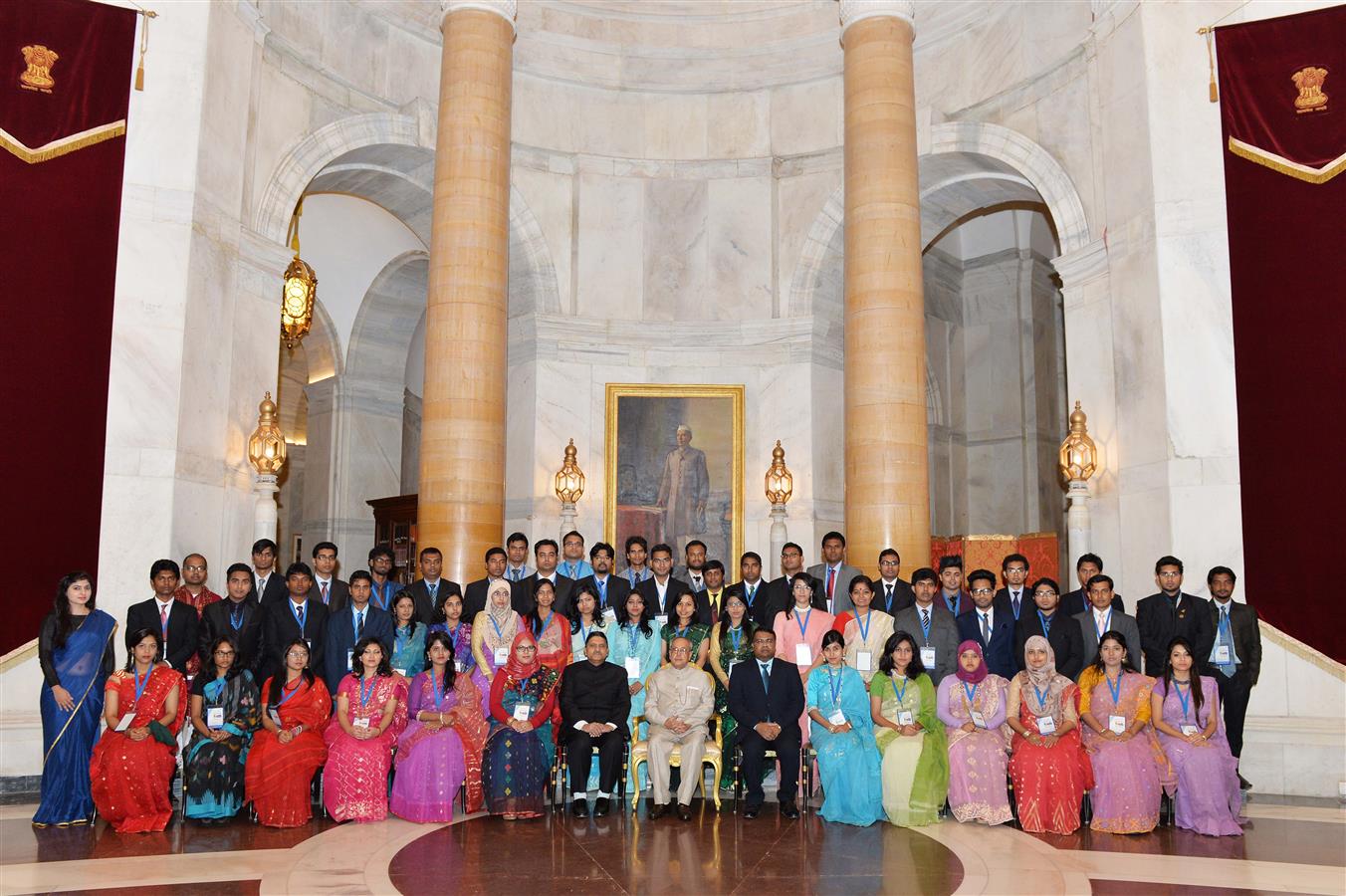 The President of India, Shri Pranab Mukherjee with the members of the Youth Delegation of Bangladesh at Rashtrapati Bhavan on October 6, 2015.