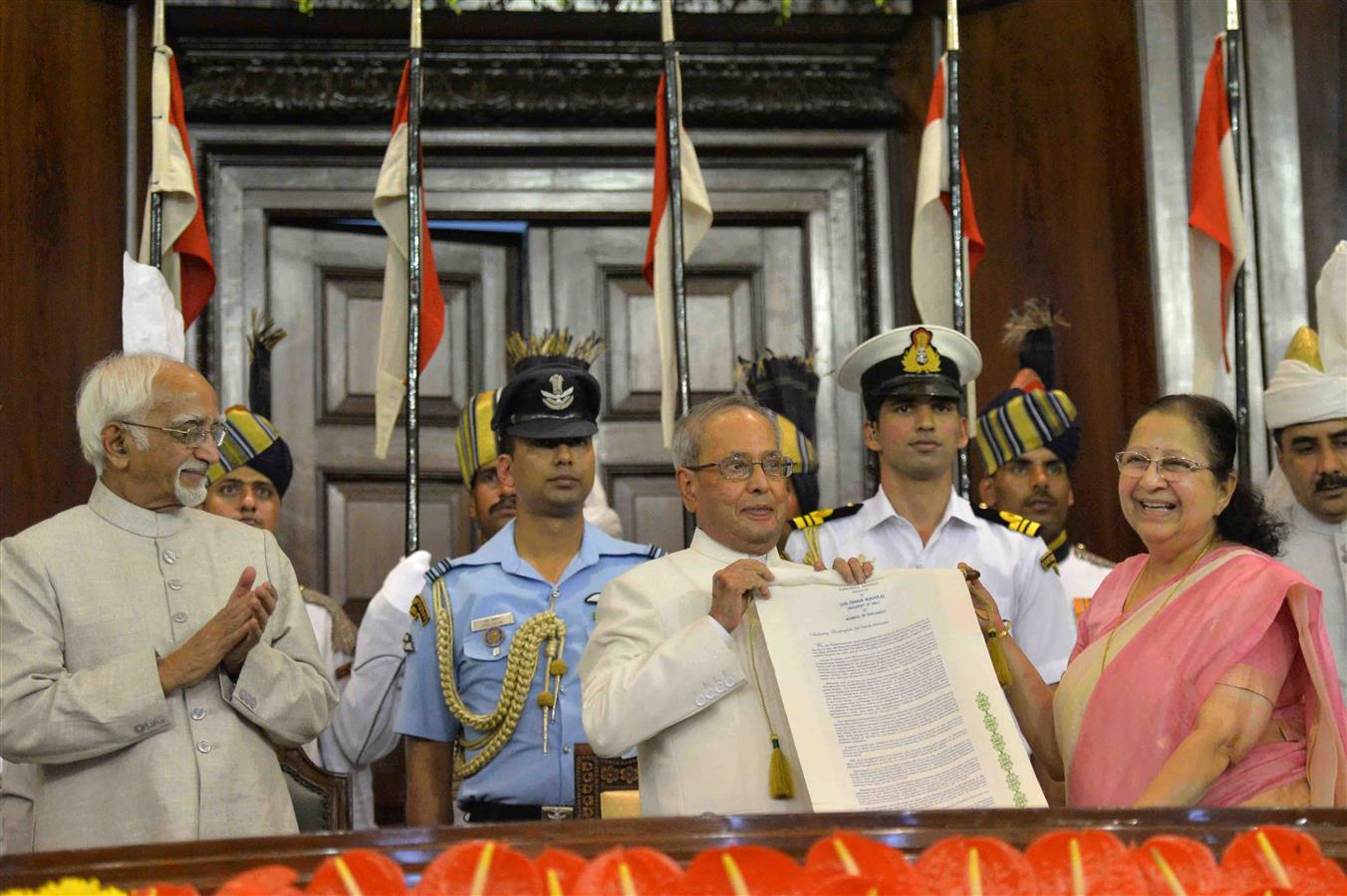 The President, Shri Pranab Mukherjee being presented a scroll by the Lok Sabha Speaker, Smt. Sumitra Mahajan on behalf of all MPs at his farewell function at Central Hall of the Parliament in New Delhi on July 23, 2017. Also seen is the Vice President of