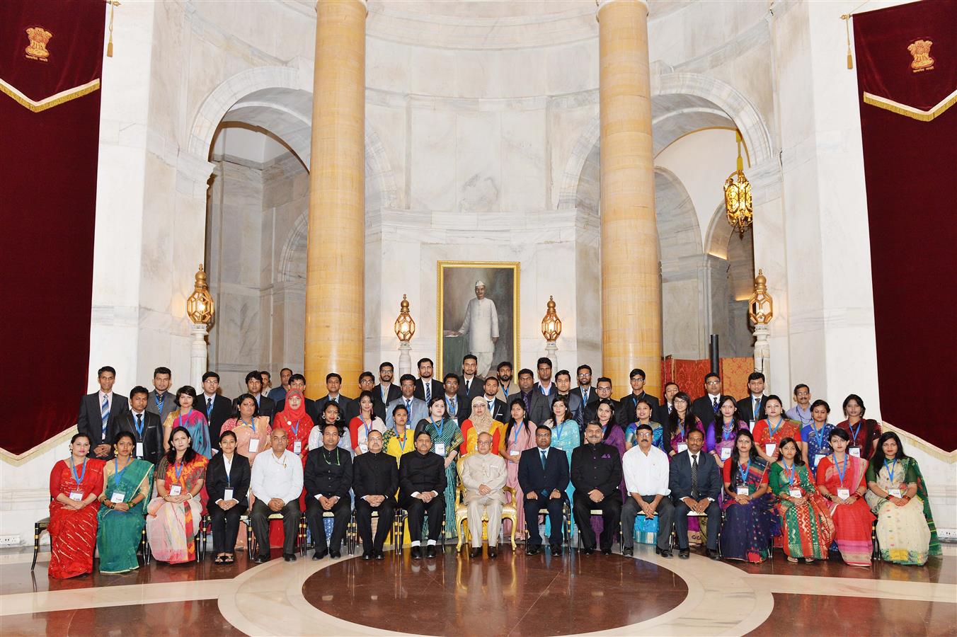 भारत के राष्ट्रपति, श्री प्रणब मुखर्जी 06 अक्तूबर, 2015 को, राष्ट्रपति भवन में बांग्लादेश के युवा शिष्टमंडल के सदस्यों के साथ