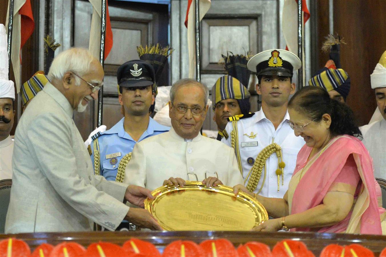 The President, Shri Pranab Mukherjee being presented a Memento by the Vice President of India and Chairman of Rajya Sabha, Shri M. Hamid Ansari and Lok Sabha Speaker, Smt. Sumitra Mahajan at his farewell function at Central Hall of the Parliament in New