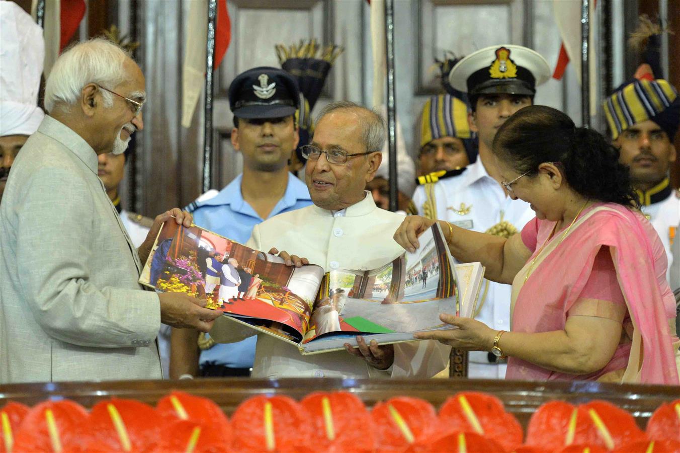 The President, Shri Pranab Mukherjee being presented a Signature book book by the Vice President of India and Chairman of Rajya Sabha, Shri M. Hamid Ansari and Lok Sabha Speaker, Smt. Sumitra Mahajan at his farewell function at Central Hall of the Parliam