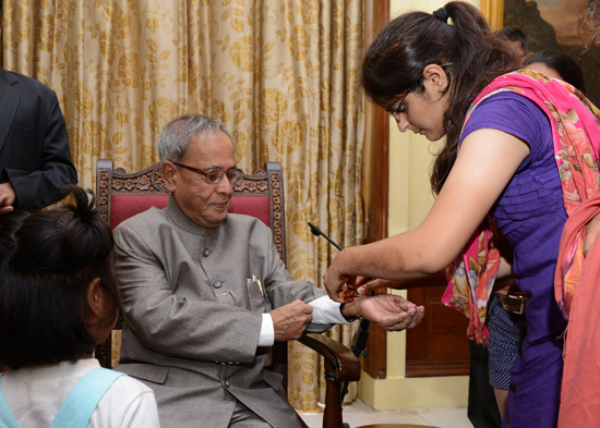 वात्सल्य ग्राम,परमशांति पीठ,वृंदावन के बच्चे 24 अगस्त 2013 को,राष्ट्रपति भवन, नई दिल्ली में,भारत के राष्ट्रपति,श्री प्रणब मुखर्जी की कलाई पर राखी बांधते हुए,जब उन्होंने राष्ट्रपति से भेंट की