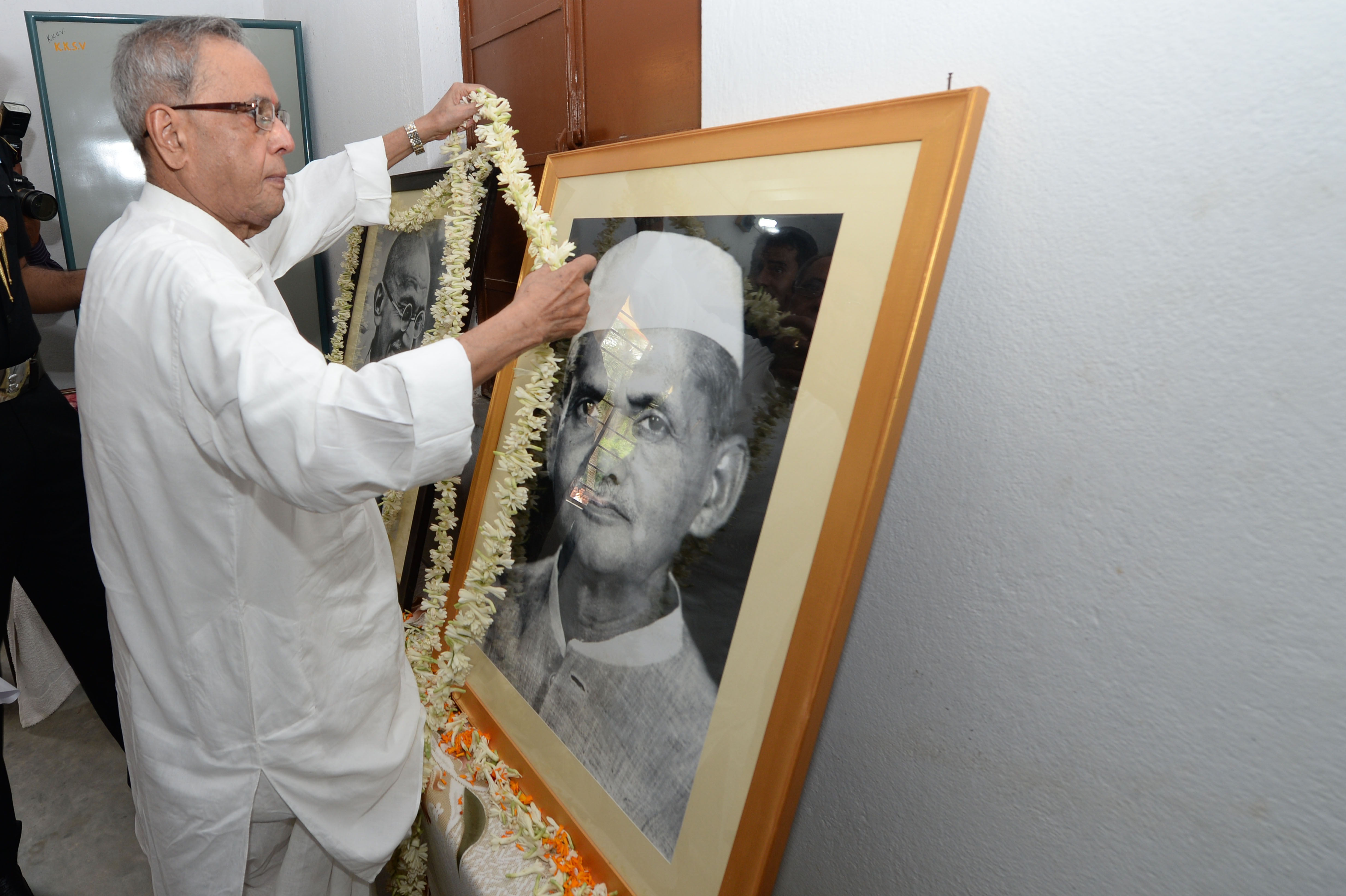 The President of India, Shri Pranab Mukherjee paying floral tributes at the portrait of the Former Prime Minister of India, Shri Lal Bahadur Shastri at Mirati Kamda Kinkar Samiti Vidyapeeth, Mirati in West Bengal on October 2, 2014 on the occasion of his 