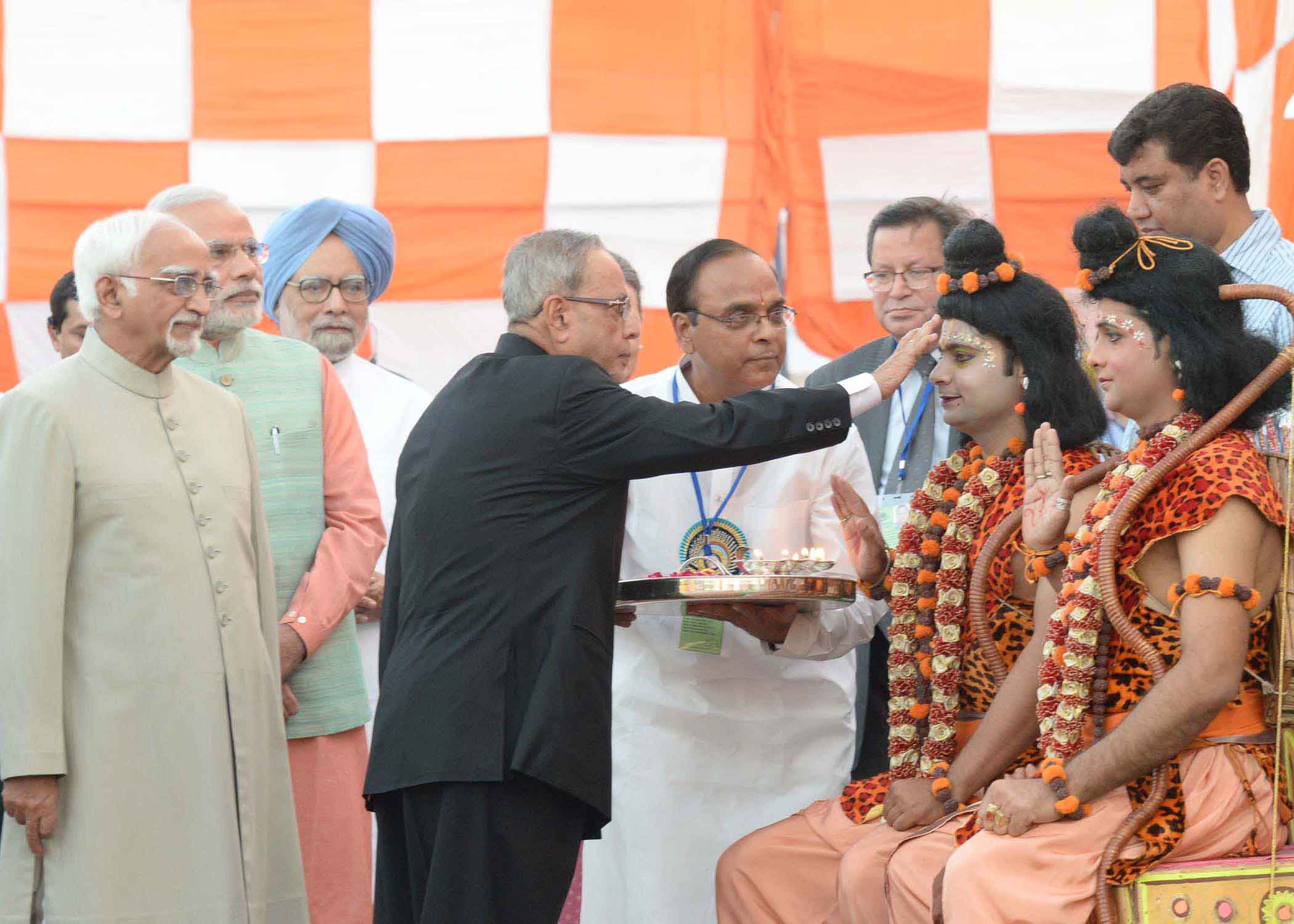 भारत के राष्ट्रपति,श्री प्रणब मुखर्जी 3 अक्तूबर 2014 को, लाल किले के सामने सुभाष मैदान(परेड ग्राउंड)में श्री धार्मिक रामलीला समिति द्वारा आयोजित दशहरा त्योहार में भाग लेते हुए 