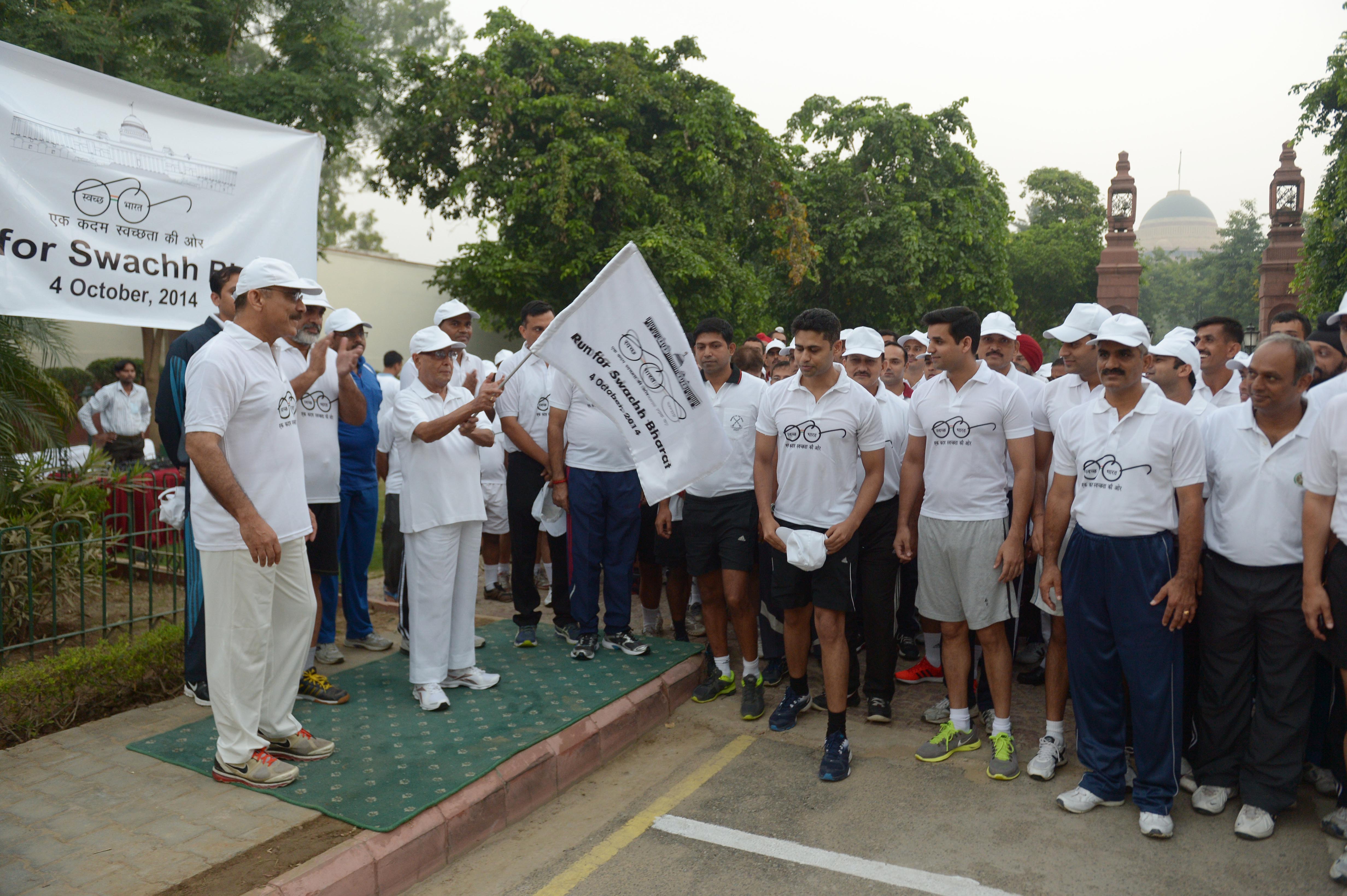 The President of India, Shri Pranab Mukherjee flagging-off the Run for ‘Swachh Bharat’ at Rashtrapati Bhavan on October 4, 2014. 