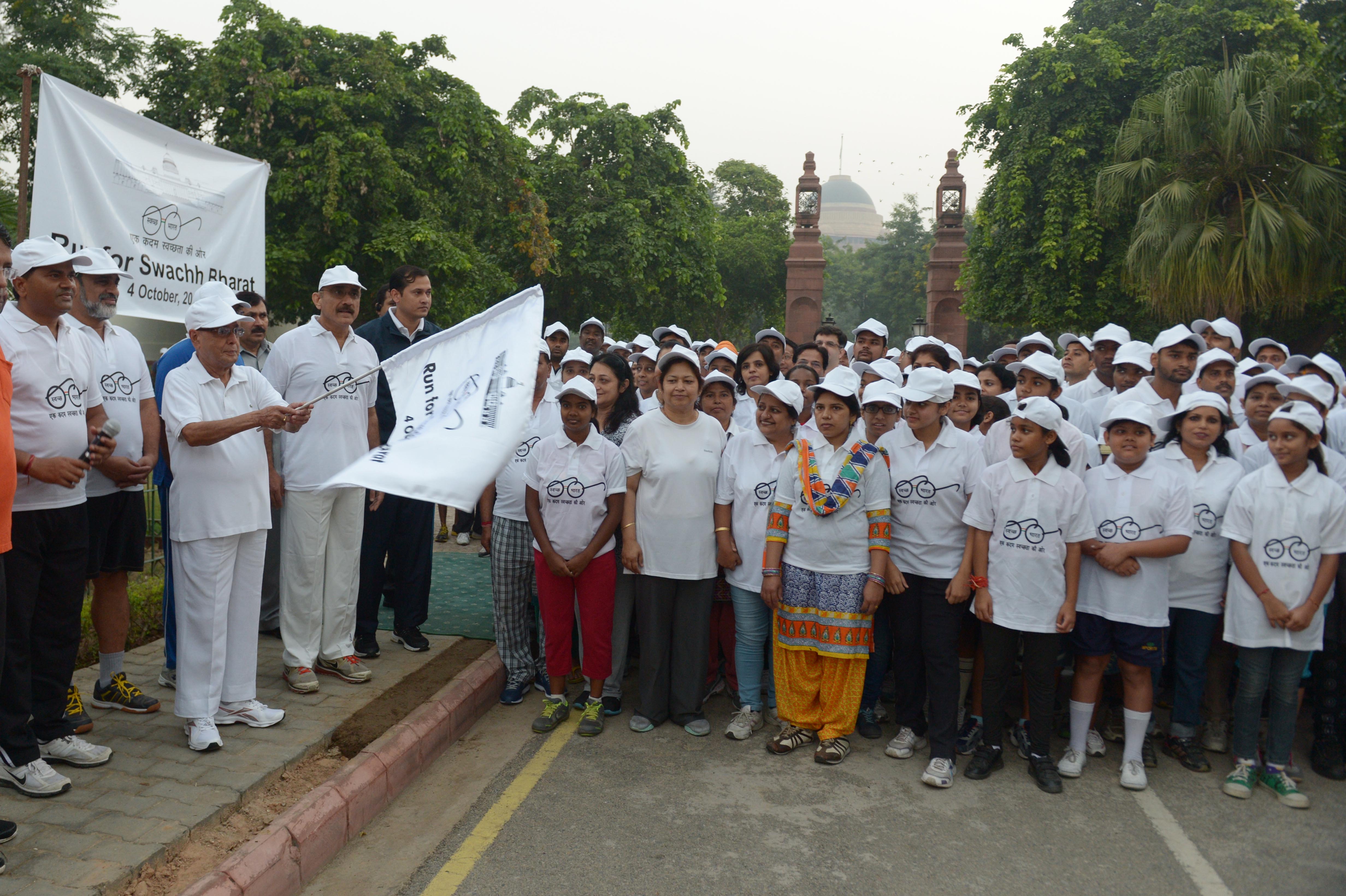 The President of India, Shri Pranab Mukherjee flagging-off the Run for ‘Swachh Bharat’ at Rashtrapati Bhavan on October 4, 2014 