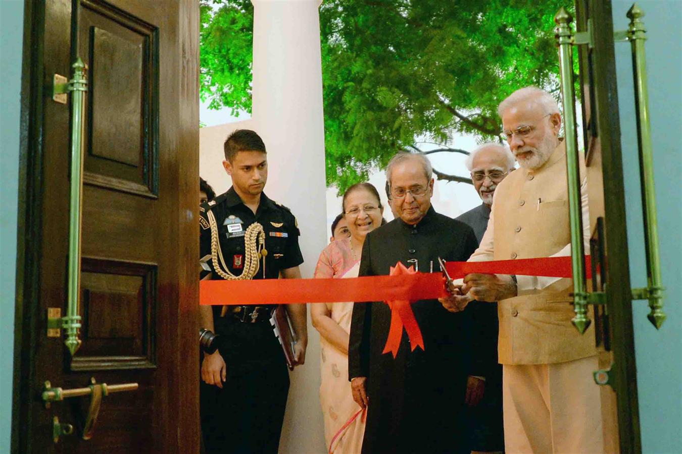 The Prime Minister of India, Shri Narendra Modi inaugurating the Phase-II of the Rashtrapati Bhavan Museum in the presence of the President of India, Shri Pranab Mukherjee and the Vice President of India, Shri M. Hamid Ansari at Rashtrapati Bhavan on Jul 