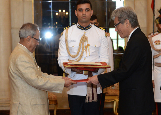 The High Commissioner of the Republic of Singapore, His Excellency Mr. Lim Thuan Kaun presenting his credentials to the President of India, Shri Pranab Mukherjee at Rashtrapati Bhavan in New Delhi on September 4, 2013.