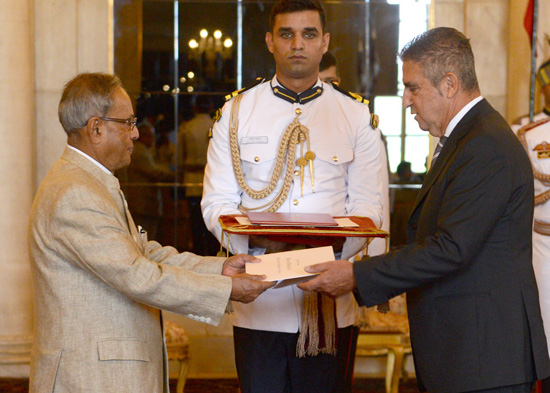 The Ambassador of the Republic of San Marino, His Excellency Mr. Francesco Polidori presenting his credentials to the President of India, Shri Pranab Mukherjee at Rashtrapati Bhavan in New Delhi on September 4, 2013.