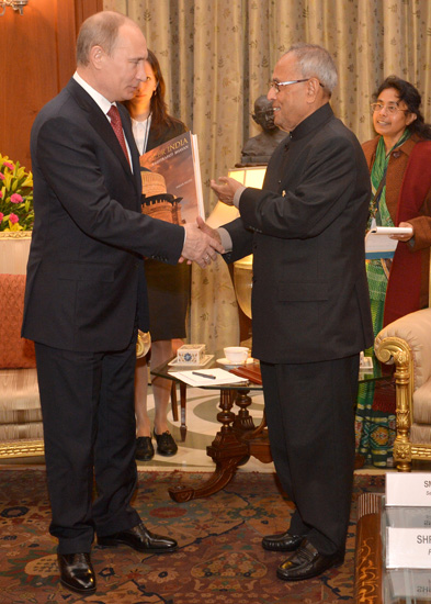 The President of India, Shri Pranab Mukherjee with the Heads of State/Government who attended the ASEAN-India Special Commemorative Summit at Rashtrapati Bhavan in New Delhi on December 20, 2012. Also seen are the Vice President of India, Shri M. Hamid An