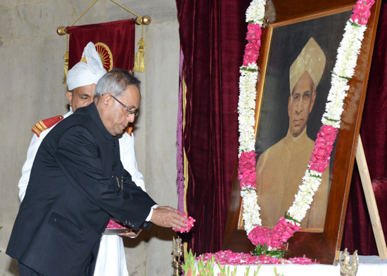 The President of India, Shri Pranab Mukherjee paying his floral tributes at the portrait of the Former President of India, Dr.Sarvepalli Radhakrishnan at Durbar Hall in Rashtrapati Bhavan, New Delhi on September 5, 2013 on the occasion of his Birth Annive