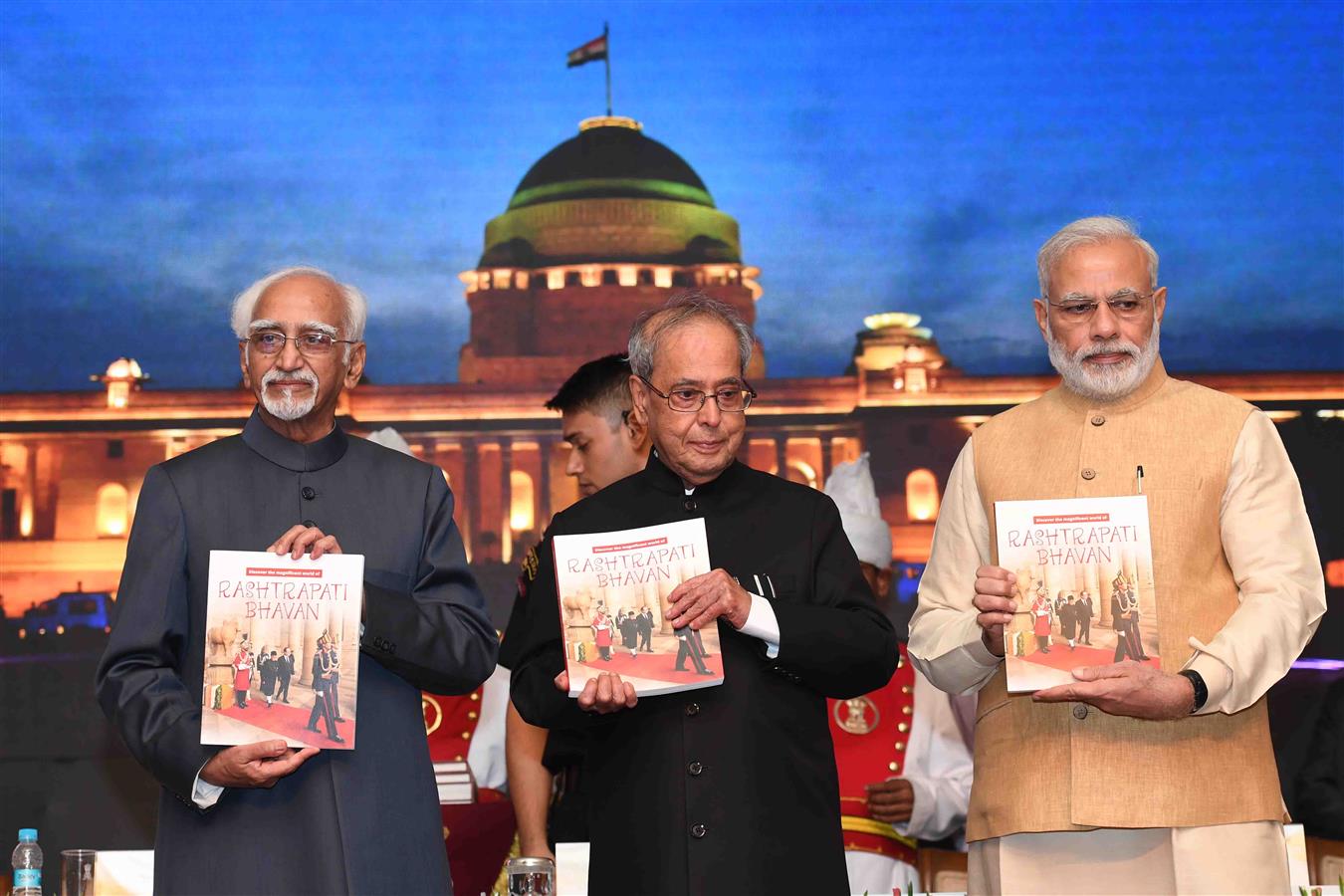 भारत के उपराष्ट्रपति, श्री एम. हामिद अंसारी, 25 जुलाई, 2016 को, राष्ट्रपति भवन में ‘डिस्कवर द मैग्निफिसेंट वर्ल्ड ऑफ राष्ट्रपति भवन’ पुस्तक का विमोचन करते हुए और उसकी प्रथम प्रति भारत के राष्ट्रपति, श्री प्रणब मुखर्जी को भेंट करते हुए 