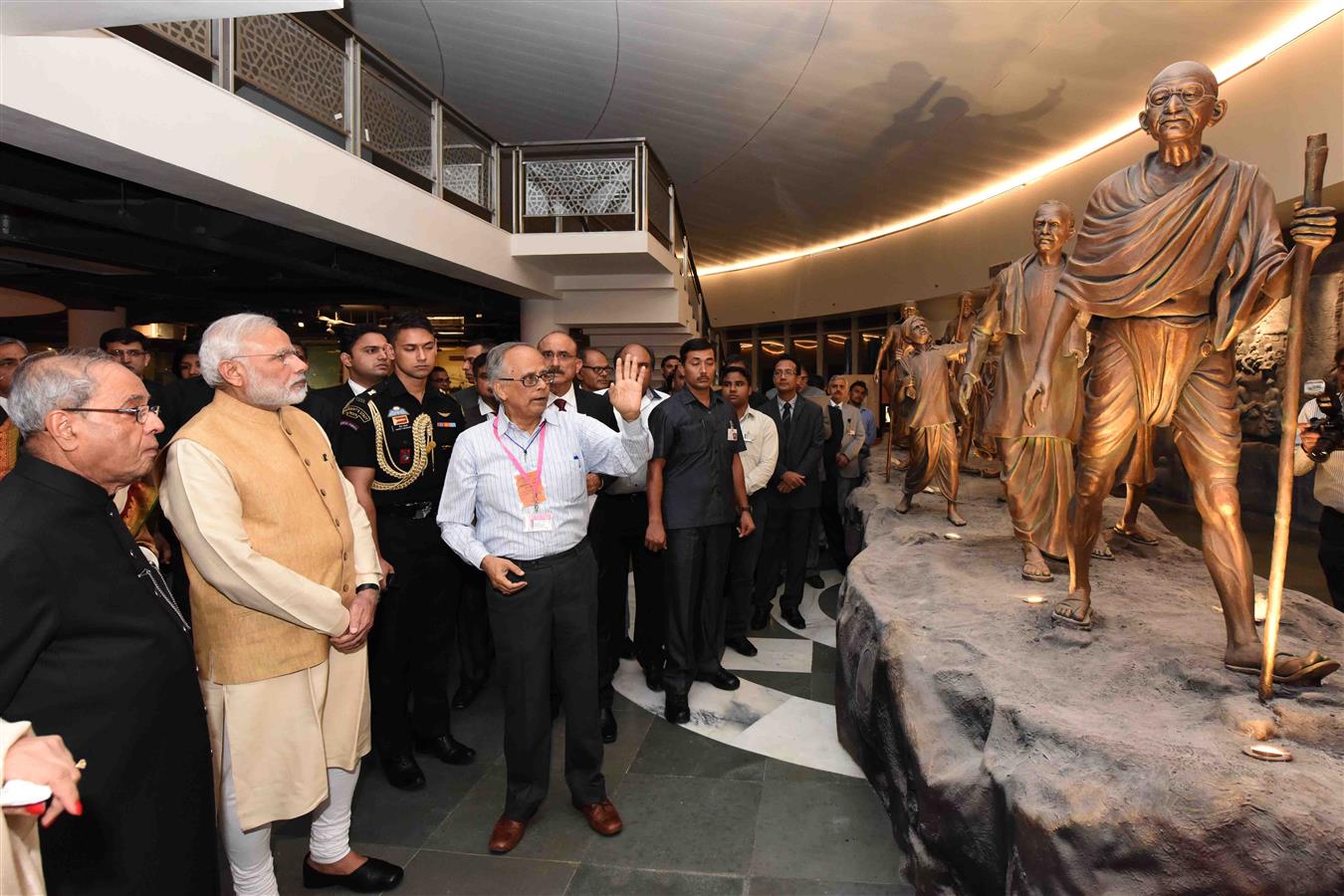 भारत के राष्ट्रपति, श्री प्रणब मुखर्जी तथा भारत के प्रधान मंत्री, श्री नरेंद्र मोदी 25 जुलाई, 2016 को राष्ट्रपति भवन में राष्ट्रपति भवन संग्रहालय के चरण-II का अवलोकन करते हुए 