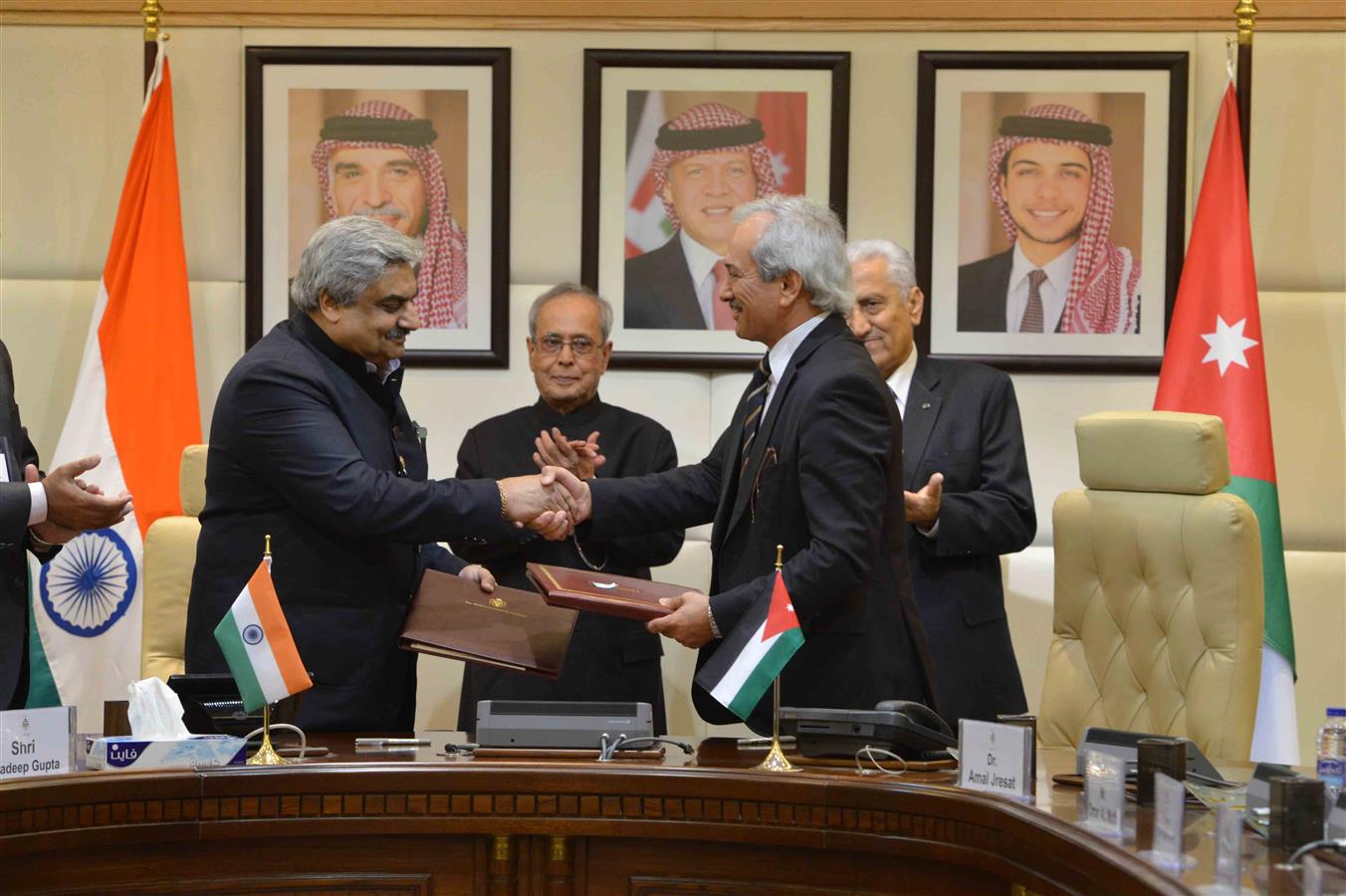 The President of India, Shri Pranab Mukherjee and the Prime Minister of Jordan, H.E. Dr. Abdullah Ensour during the signing of various MoUs at Government Office Complex in Amman, Jordan on October 11, 2015.