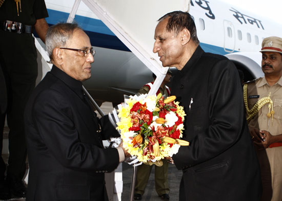 The President of India, Shri Pranab Mukherjee being received by the Chief Minister of Andhra Pradesh, Shri N. Kiran Kumar Reddy on his Arrival at Hyderabad Airport in Andhra Pradesh on December 26, 2012.