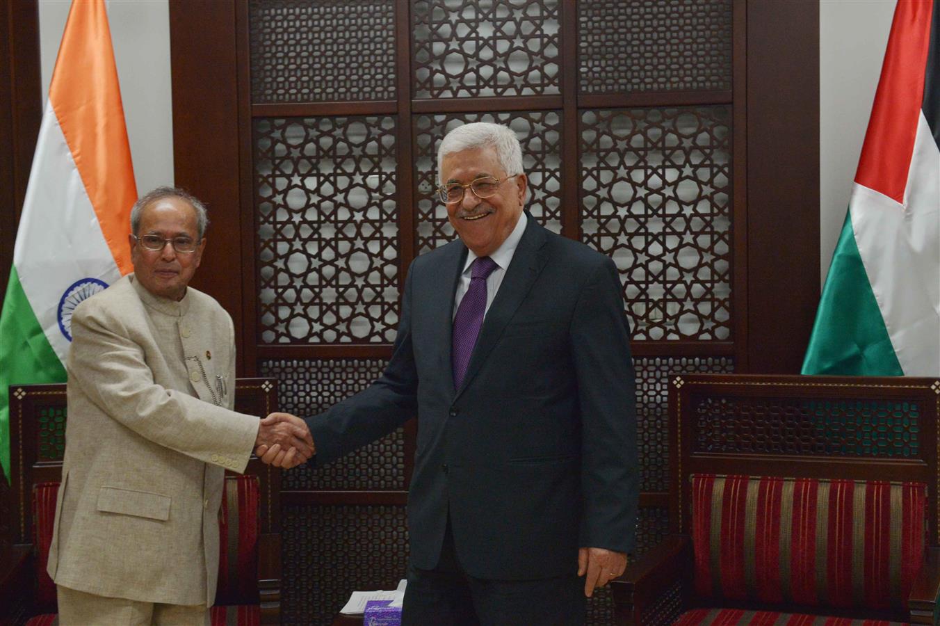 The President of India, Shri Pranab Mukherjee meeting with the President of Palestine H.E. Mr. Mahmoud Abbas at Ramallah in Palestine on October 12, 2015.