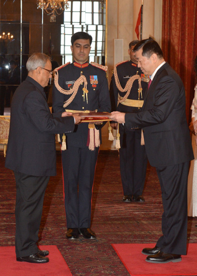 The Ambassador of the People Republic of China, His Excellency Mr. Wei Wei presenting his credentials to the President of India, Shri Pranab Mukherjee at Rashtrapati Bhavan in New Delhi on January 22, 2013.