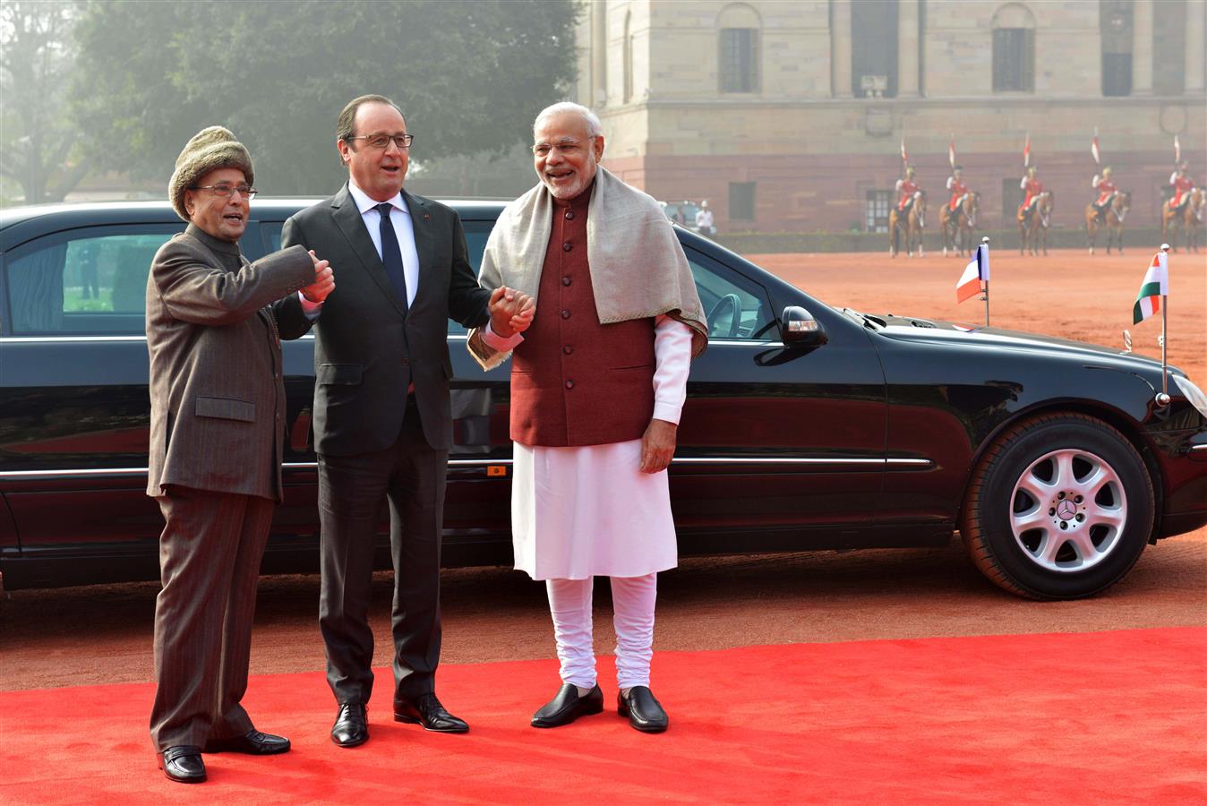 The President of India Shri Pranab Mukherjee receiving the President of the French Republic H.E. Mr. Francois Hollande during his Ceremonial Reception at the Forecourt in Rashtrapati Bhavan on January 25, 2016. 