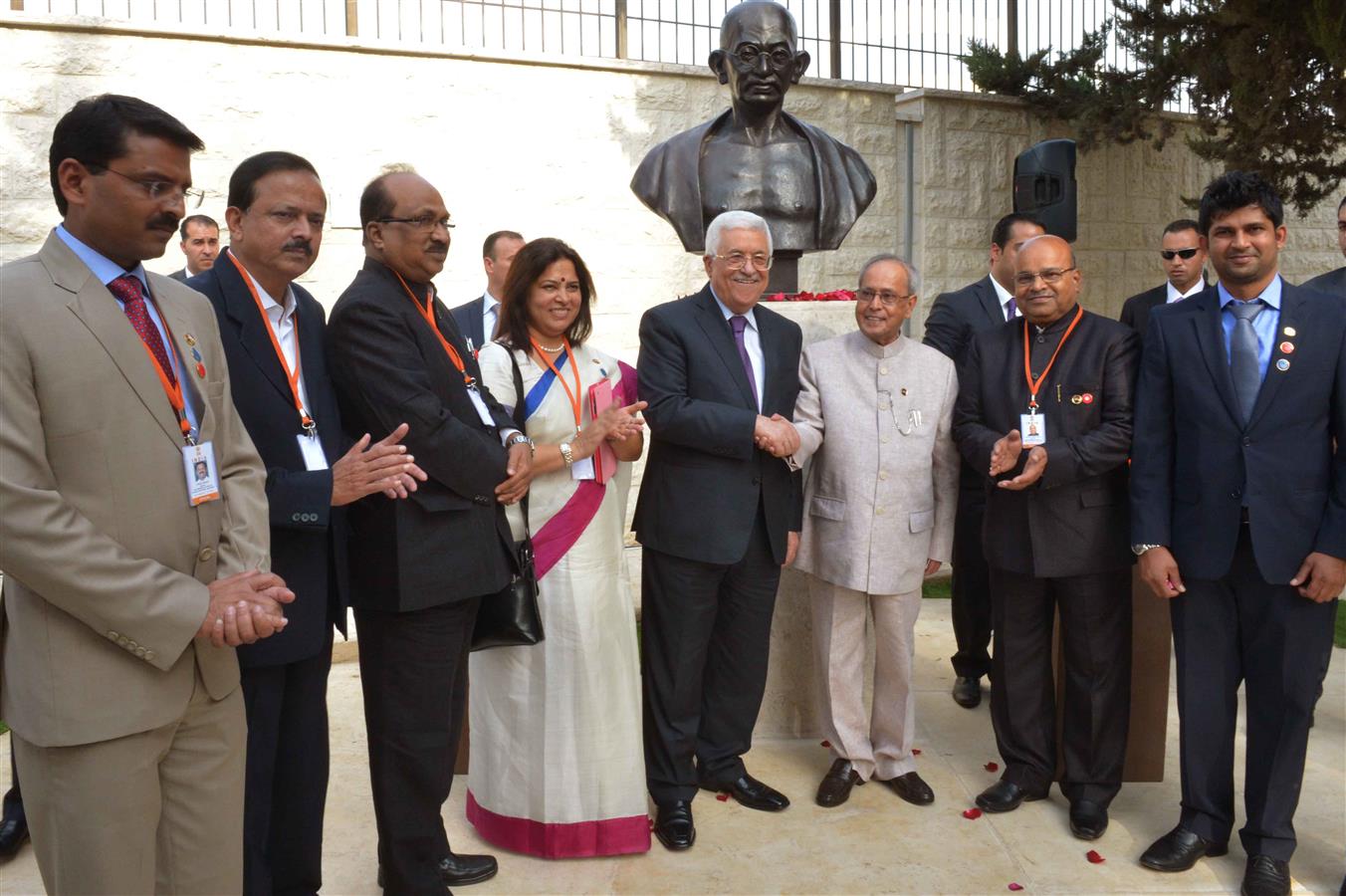 The President of India, Shri Pranab Mukherjee and the President of Palestine, H.E. Mr. Mohammad Abbas paying floral tributes at the bust of Mahatma Gandhi at Garden of Nations in Ramallah, Palestine on October 12, 2015.