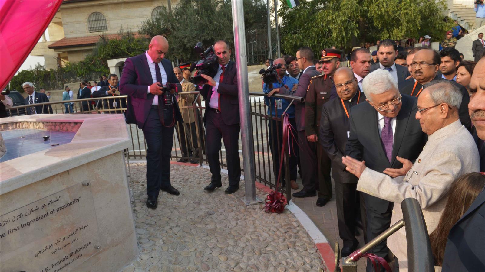 The President of India, Shri Pranab Mukherjee and the President of Palestine H.E. Mr. Mahmoud Abbas inaugurating the Crossroads (Midan-al-Hind) at Beituniya, Ramallah in Palestine on October 12, 2015.