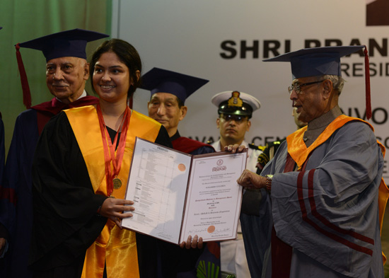 The President of India, Shri Pranab Mukherjee while presenting a degree to the student at the Annual Convocation of Bharatiya Vidya Bhavan’s Institute of Communication and Management at Bhubaneshwar in Odisha on September 7, 2013.