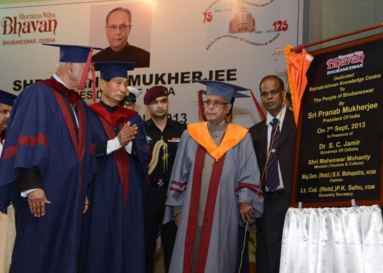 The President of India, Shri Pranab Mukherjee dedicating the Ramkrishnan Knowledge Centre (Bhavan’s Library) to the people of Bhubaneswar on the occasion of the Annual Convocation of Bharatiya Vidya Bhavan’s Institute of Communication and Management at Bh