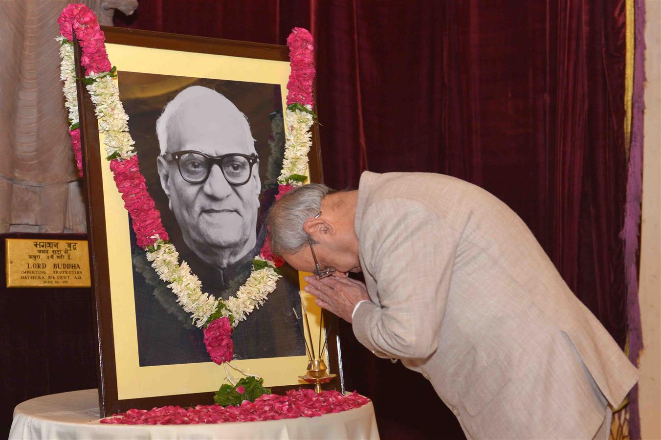 The President of India, Shri Pranab Mukherjee paying Floral Tributes at the Portrait of Former President of India, Shri V.V. Giri on the occasion of his Birth Anniversary at Rashtrapati Bhavan on August 10, 2016. 