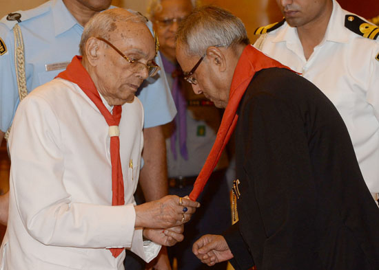 The President of the Bharat Scouts and Guides, Shri Rameshwar Thakur presenting the Scouts and Guides scarf to the President of India, Shri Pranab Mukherjee on the occasion of presentation of Rashtrapati Scouts and Guides Awards Certificates for the year