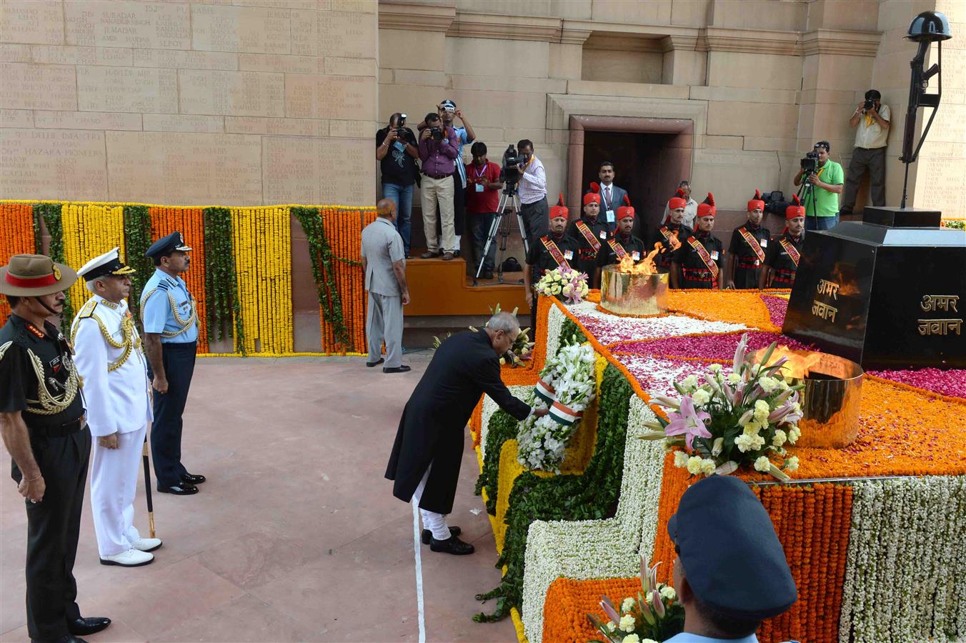 भारत के राष्ट्रपति, श्री प्रणब मुखर्जी 15 अगस्त, 2016 को, नई दिल्ली में 70वें स्वतंत्रता दिवस के अवसर पर इंडिया गेट पर अमर जवान ज्योति पर पुष्पमाला अर्पित करते हुए 