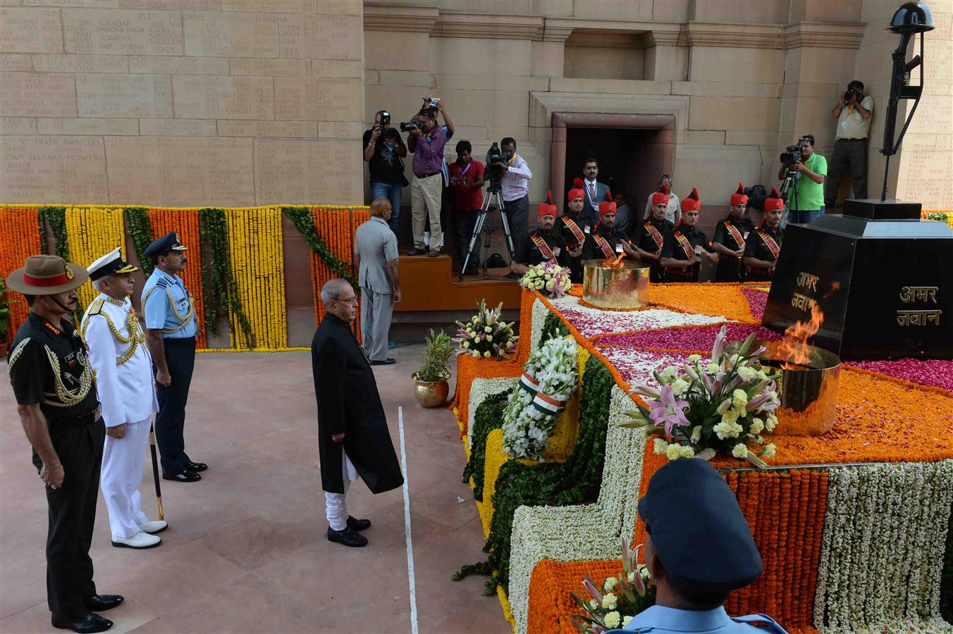 The President of India, Shri Pranab Mukherjee paying homage at the Amar Jawan Jyoti at India Gate on the occasion of 70th Independence Day in New Delhi on August 15, 2016. 