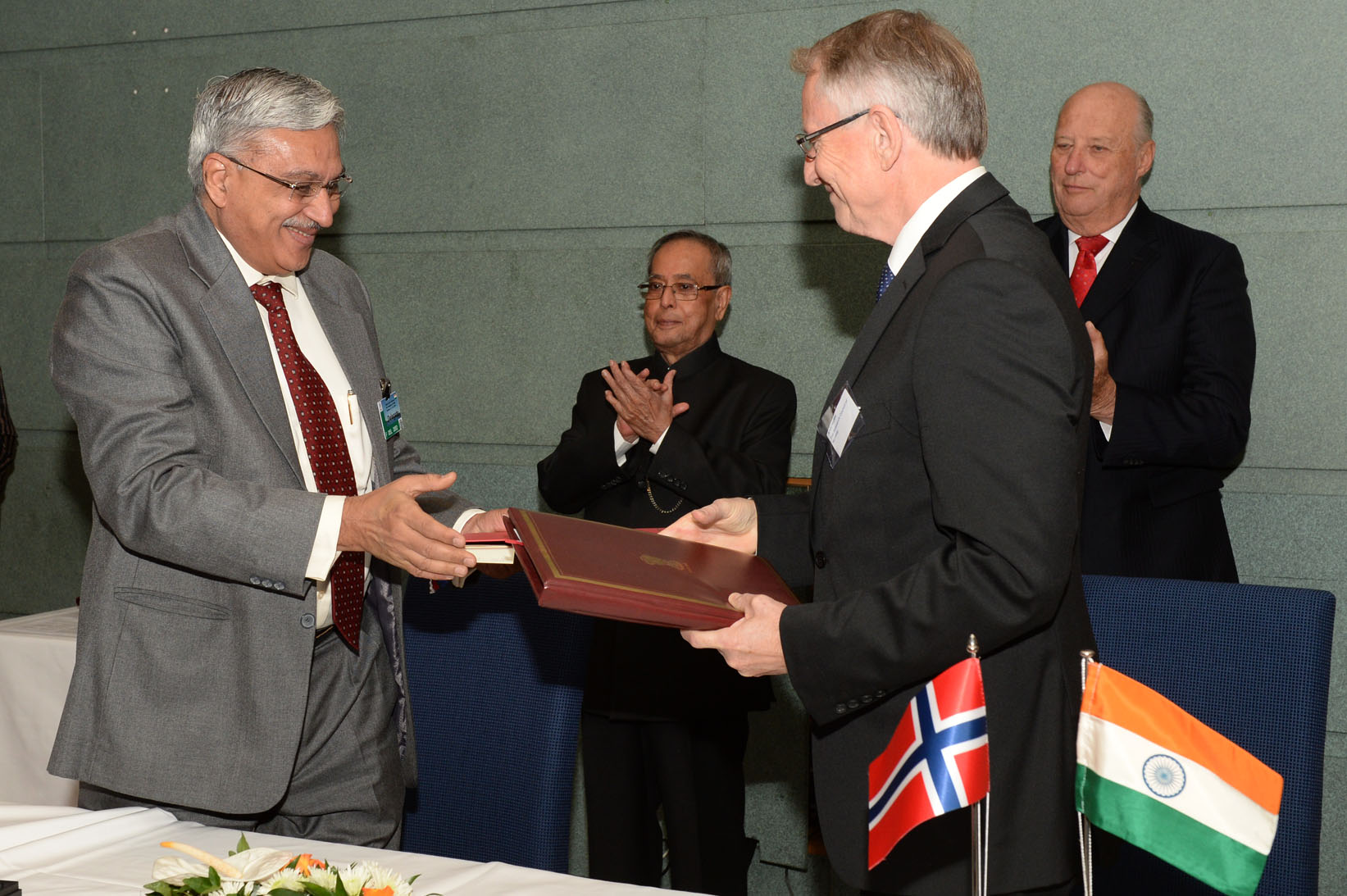 The President of India, Shri Pranab Mukherjee and King of Norway witnessing ceremony of Signing of Various Memorandum of Understanding between India and Norway at Oslo in Norway on October 14, 2014. 