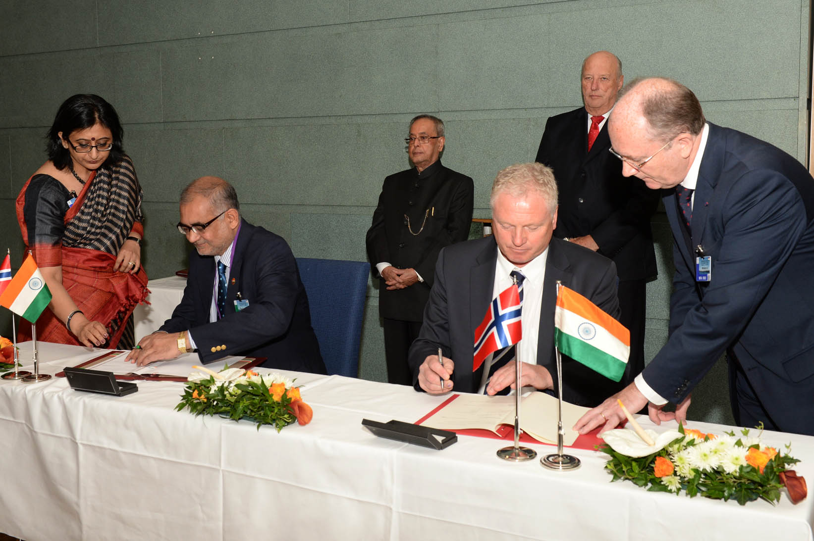 The President of India, Shri Pranab Mukherjee and King of Norway witnessing ceremony of Signing of Various Memorandum of Understanding between India and Norway at Oslo in Norway on October 14, 2014. 