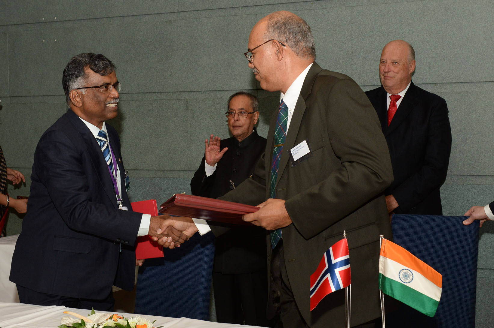 The President of India, Shri Pranab Mukherjee and King of Norway witnessing ceremony of Signing of Various Memorandum of Understanding between India and Norway at Oslo in Norway on October 14, 2014. 