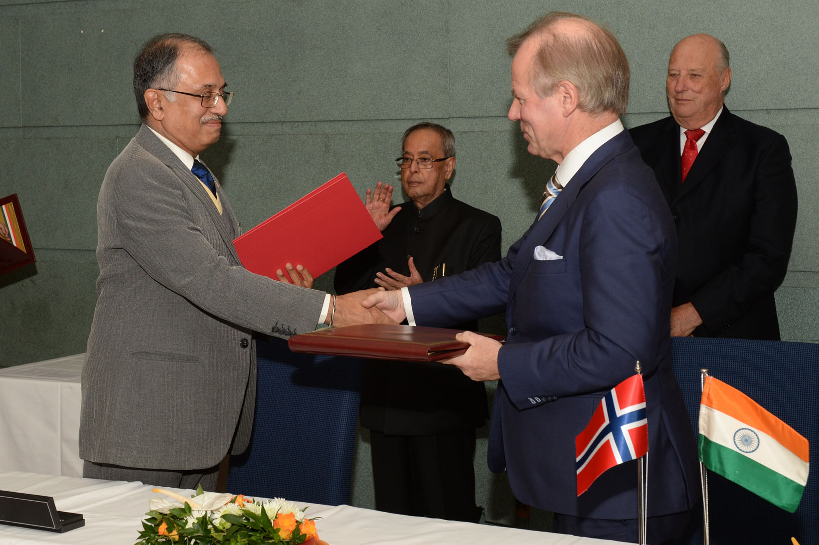 The President of India, Shri Pranab Mukherjee and King of Norway witnessing ceremony of Signing of Various Memorandum of Understanding between India and Norway at Oslo in Norway on October 14, 2014. 