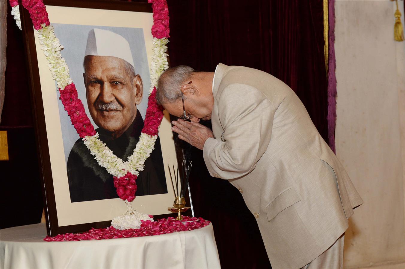 भारत के राष्ट्रपति, श्री प्रणब मुखर्जी 19 अगस्त, 2016 को राष्ट्रपति भवन में भारत के पूर्व राष्ट्रपति, डॉ शंकर दयाल शर्मा की जन्म वर्षगांठ के अवसर पर उनके चित्र पर पुष्पांजलि अर्पित करते हुए। 