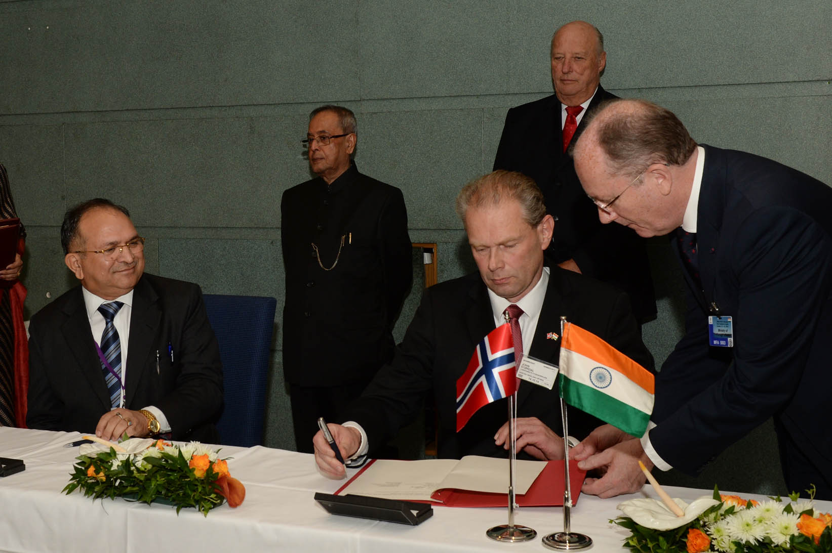 The President of India, Shri Pranab Mukherjee and King of Norway witnessing ceremony of Signing of Various Memorandum of Understanding between India and Norway at Oslo in Norway on October 14, 2014. 