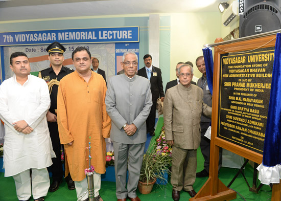 The President of India, Shri Pranab Mukherjee unveiling the plaque of the foundation stone of Vidyasagar Bhavan New Administrative Building at Vidyasagar University at Mednipur in West Bengal on September 15, 2013 on the occasion of the 7th Vidyasagar Mem