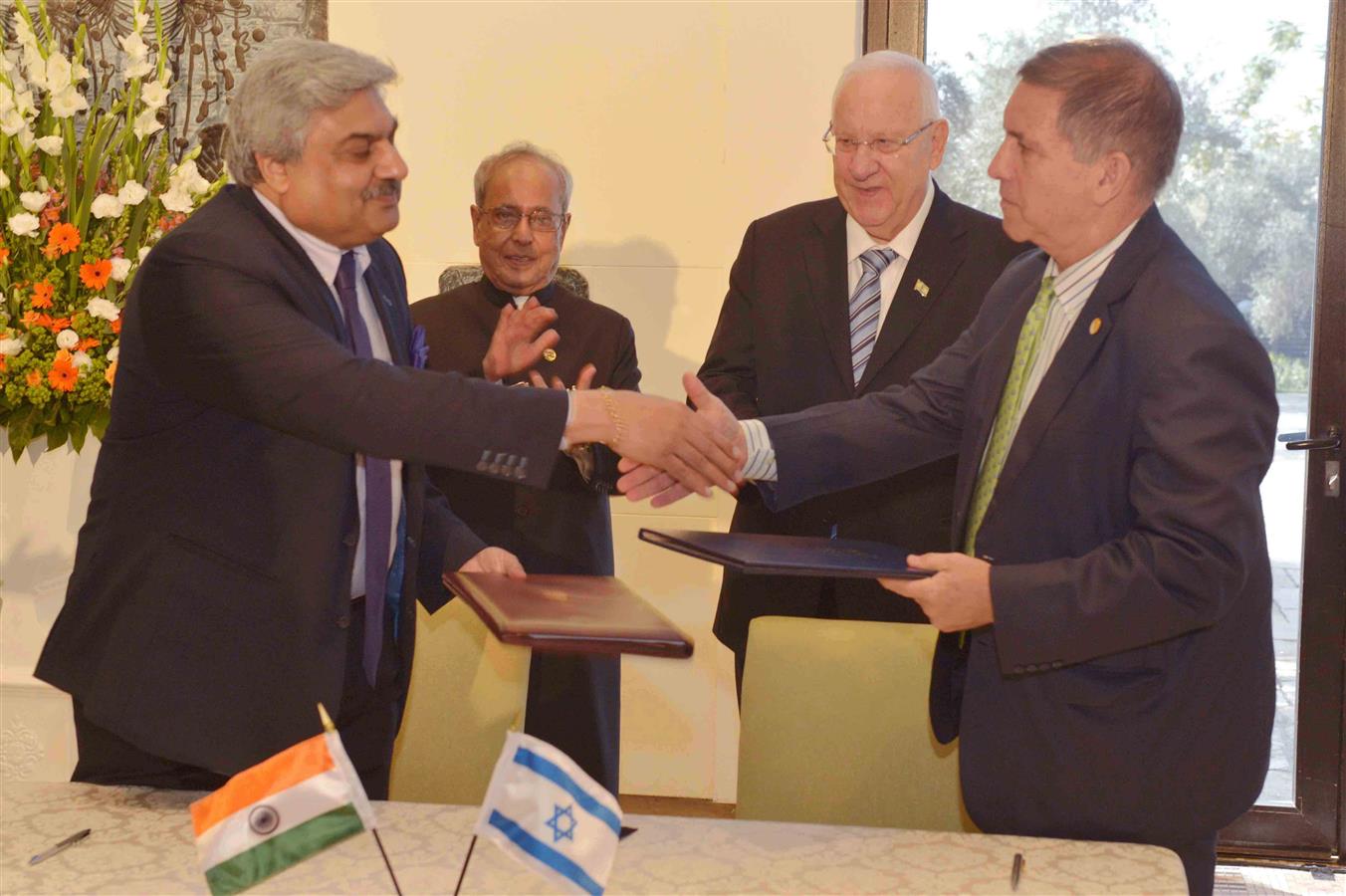 The President of India, Shri Pranab Mukherjee and the President of Israel, Reuven Rivlin at the signing of MoUs at Rashtrapati Bhavan in Jerusalem on October 14, 2015.