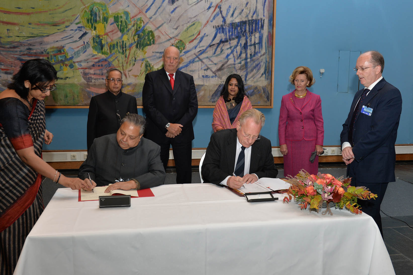 The President of India, Shri Pranab Mukherjee and King of Norway witnessing ceremony of Signing of Memorandum of Understanding between Ministry of Culture, Government of India and Munch Museum at Oslo in Norway on October 14, 2014. 