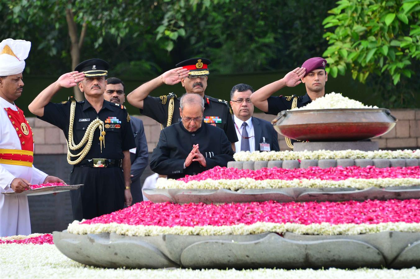 भारत के राष्ट्रपति, श्री प्रणब मुखर्जी 20 अगस्त, 2016 को नई दिल्ली में भारत के पूर्व प्रधानमंत्री, स्व. श्री राजीव गांधी की जन्म वर्षगांठ के अवसर पर उनकी समाधि पर पुष्पांजलि अर्पित करते हुए। 