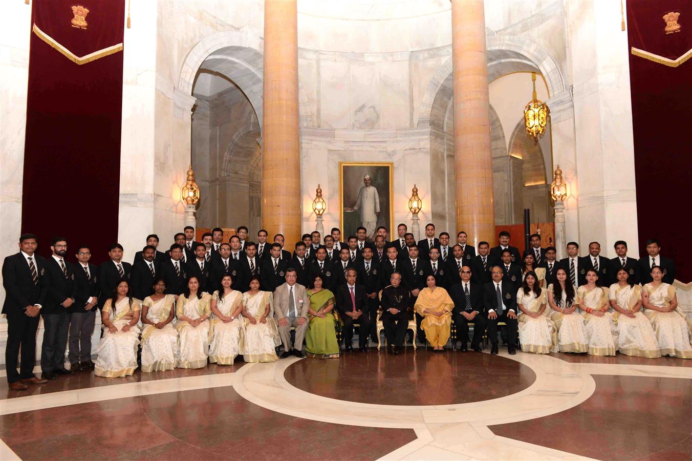 भारत के राष्ट्रपति, श्री प्रणब मुखर्जी 22 अगस्त, 2016 को राष्ट्रपति भवन में राष्ट्रीय सीमा शुल्क, उत्पाद शुल्क और स्वापक अकादमी के भारतीय राजस्व सेवा (सीमा शुल्क और केंद्रीय उत्पाद शुल्क) के 66वें (2014 बैच) के परिवीक्षाधीनों के साथ। 