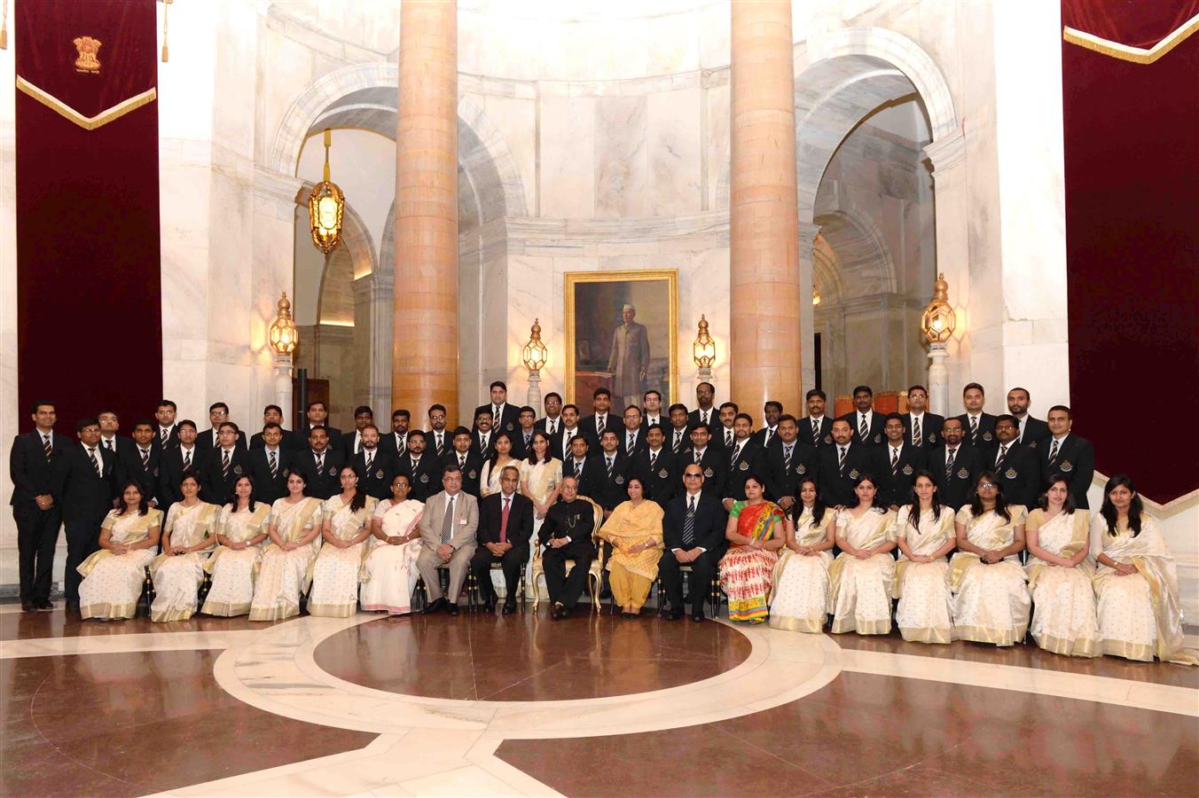 भारत के राष्ट्रपति, श्री प्रणब मुखर्जी 22 अगस्त, 2016 को राष्ट्रपति भवन में राष्ट्रीय सीमा शुल्क, उत्पाद शुल्क और स्वापक अकादमी के भारतीय राजस्व सेवा (सीमा शुल्क और केंद्रीय उत्पाद शुल्क) के 66वें (2014 बैच) के परिवीक्षाधीनों के साथ। 