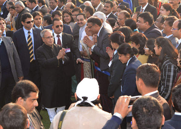 The President of India, Shri Pranab Mukherjee meeting some of the invitees at the Reception hosted by the President on the lawns of the Mughal Gardens at Rashtrapati Bhavan in New Delhi on January 26, 2014. 