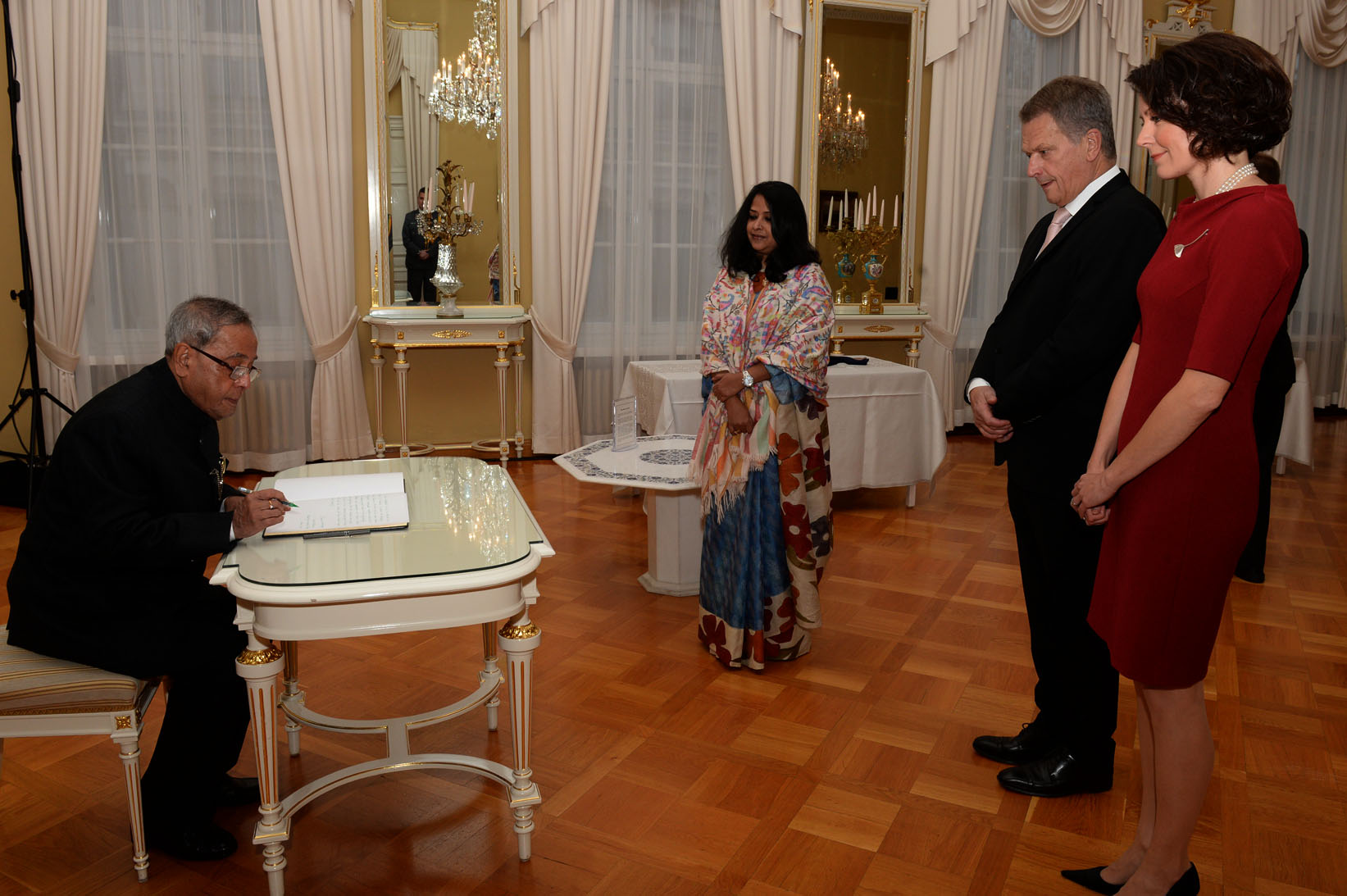 The President of India, Shri Pranab Mukherjee signing the visitor’s book at Presidential Palace in Helsinki, Finland on October 15, 2014. 