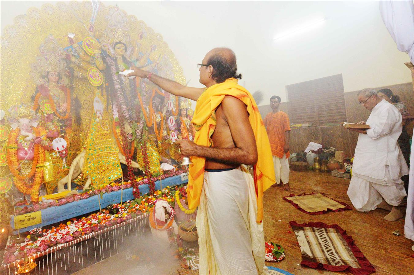 भारत के राष्ट्रपति, श्री प्रणब मुखर्जी 20 अक्तूबर, 2015 को, पश्चिम बंगाल के जिला बीरभूम के मिराती में दूर्गा पूजा करते हुए