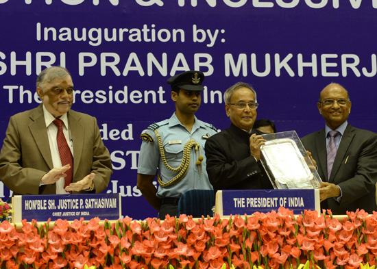 The President of India, Shri Pranab Mukherjee being felicitated by the President of the Confederation of Indian Bar, Shri Parvin H. Parekh at the All India Seminar on “Directive Principles of Indian Constitution and Inclusive Growth” organized by the Conf